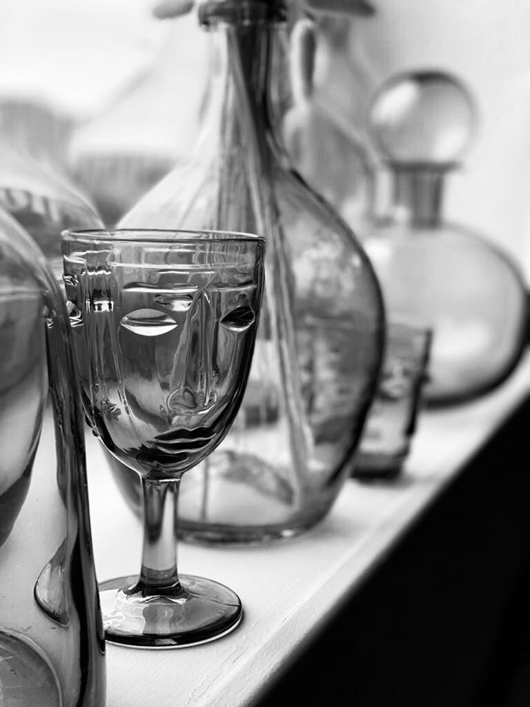Wijnglas met gezicht I Grijs