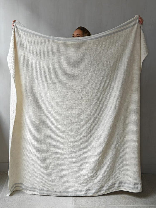 Beige/grijs dekentje Brecht (180 x 180 cm)
