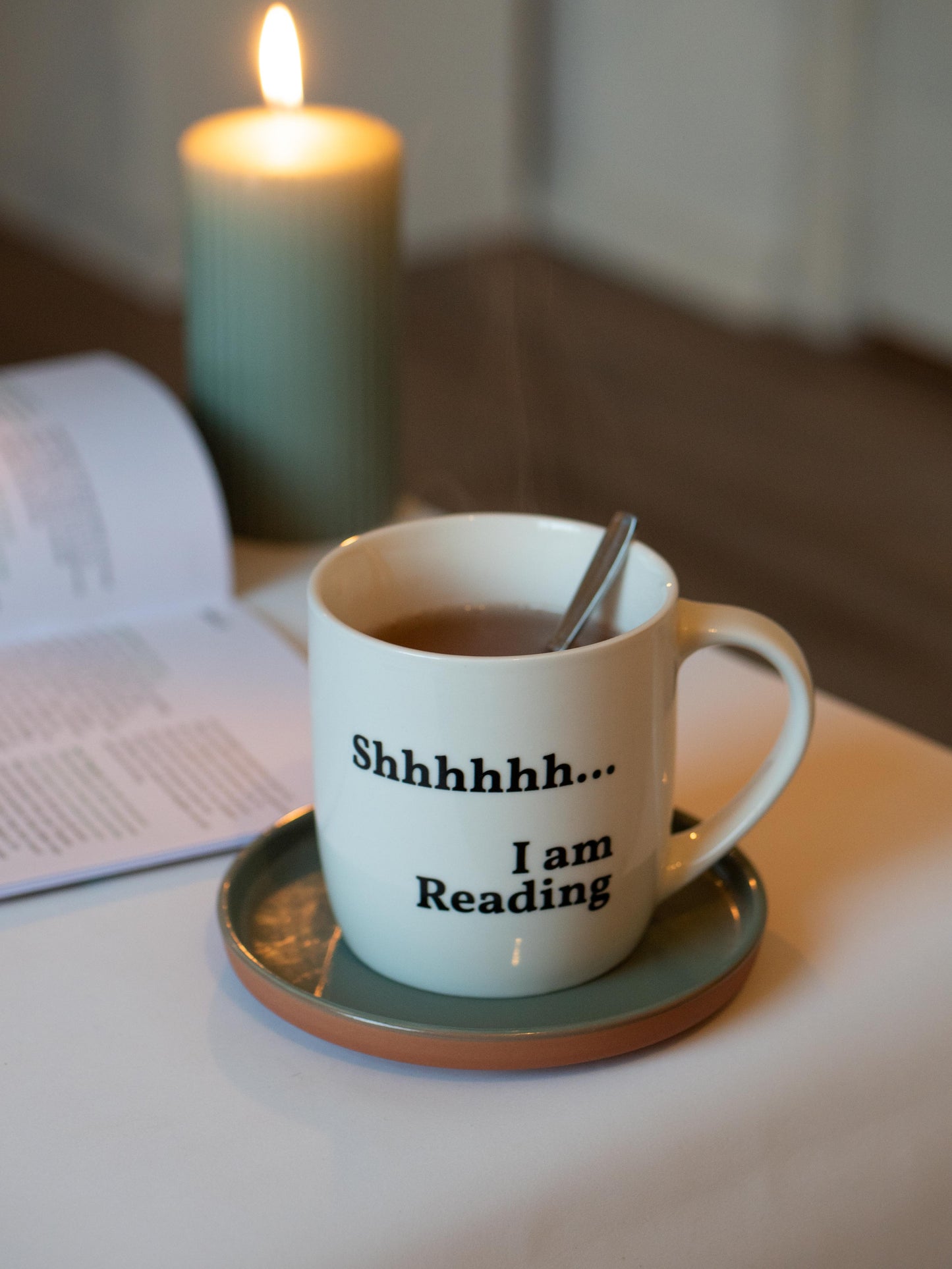Tas/mok met quote 'Shhhhhh I am reading'